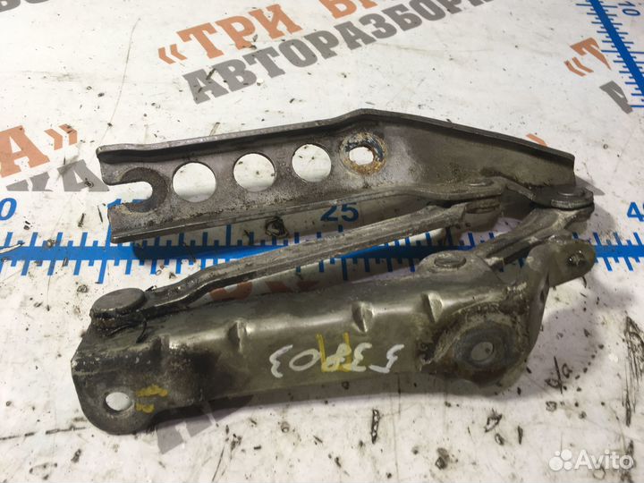 Шкода Фабия Петля капота Прав