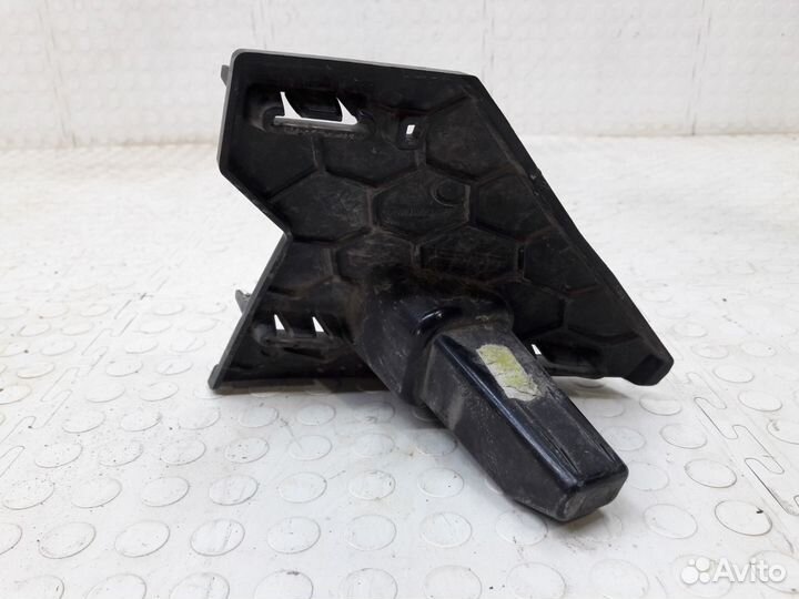 Кронштейн решетки радиатора правый Volkswagen Polo