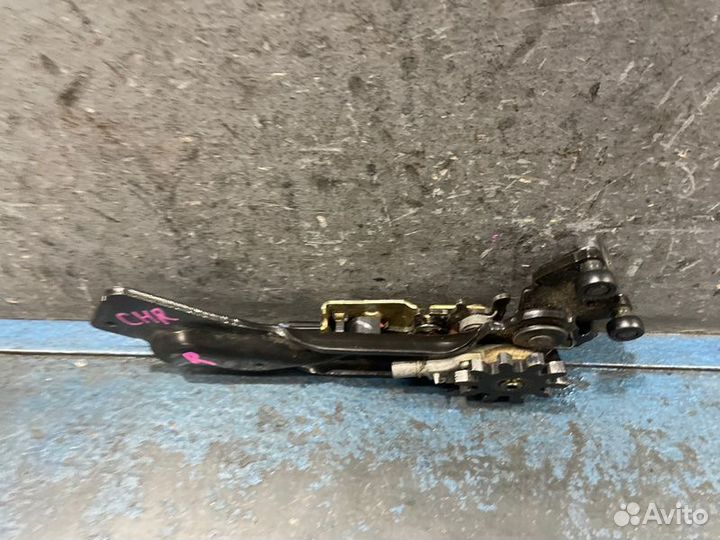 Петля двери правая Chrysler Voyager 4