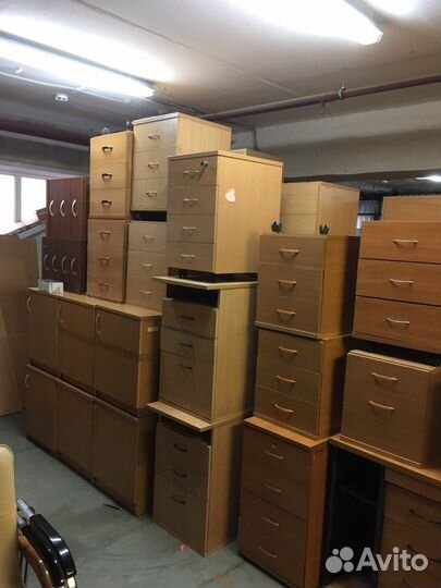 Офисная мебель Бу много