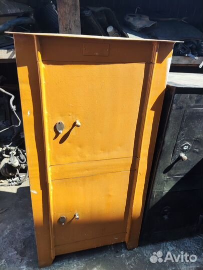 Шкафчик металлический