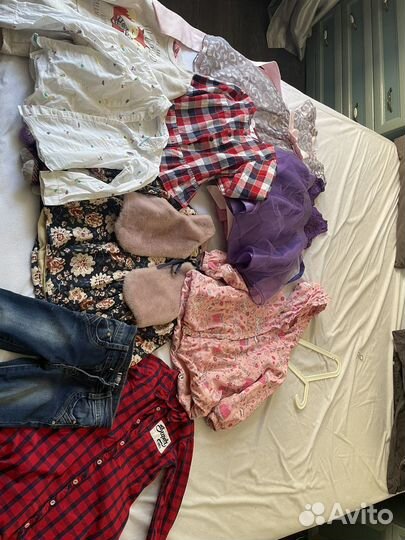 Пакет одежды девочки и Crocs