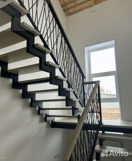 Металлическая лестница в частный дом