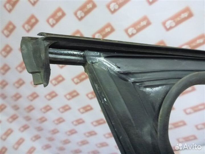Уплотнительная резинка стекла передняя левая