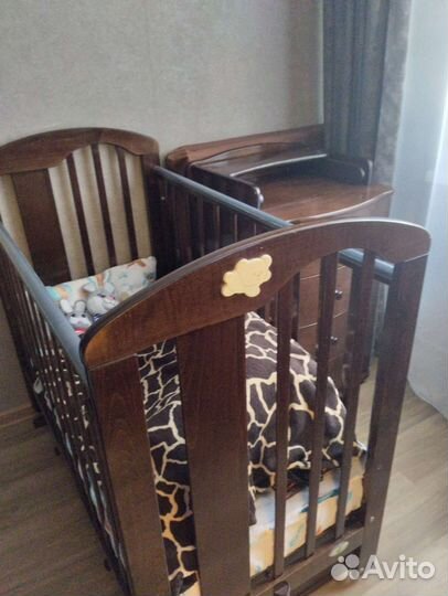 Комплект детской мебели кроватка и комод