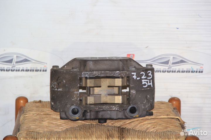 Суппорт перед право c Honda Legend KB1 J35A