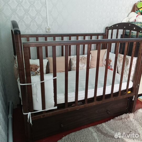 Детская кроватка с маятником