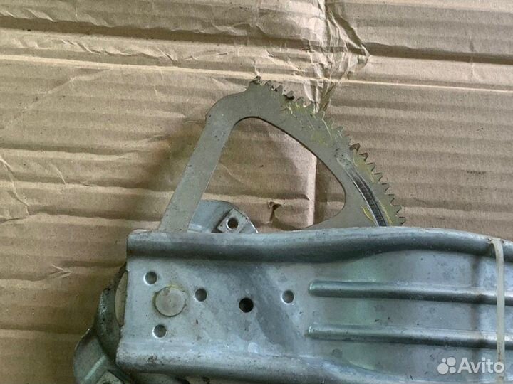 Стеклоподъемник задний правый Toyota Corolla E120