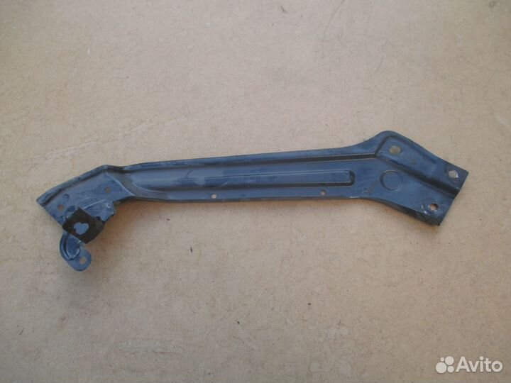 Кронштейн передней панели левый Skoda Karoq