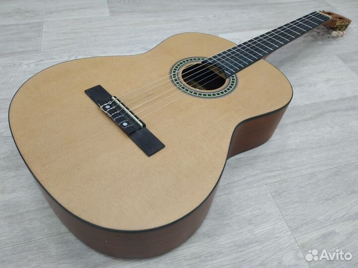 Новая классическая гитара с анкером