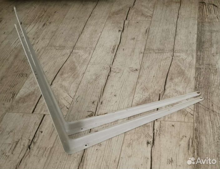 Два белых кронштейна для полок 40х43 см