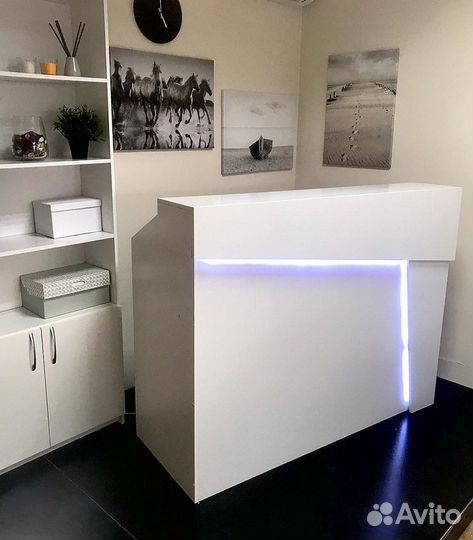 Стойка ресепшн в наличии