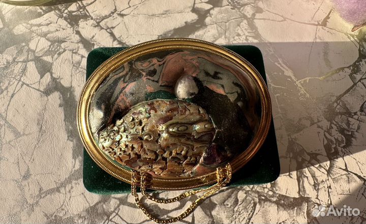 Необычная брошь с цепочками галиотис позолота