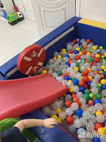 Бассейн с шариками и горкой