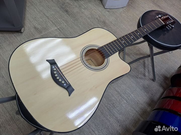 Гитара акустическая с металлическими струнами
