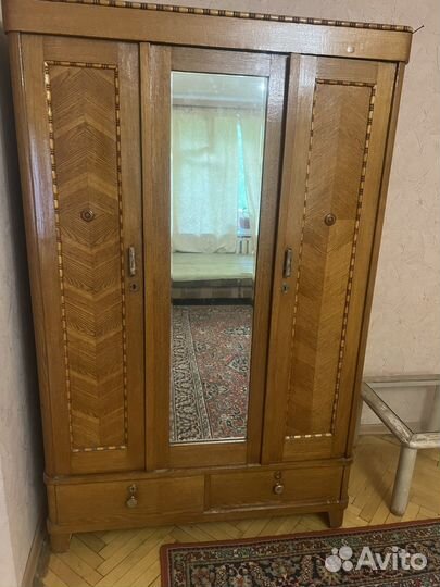 Старинный антикварный шкаф буфет