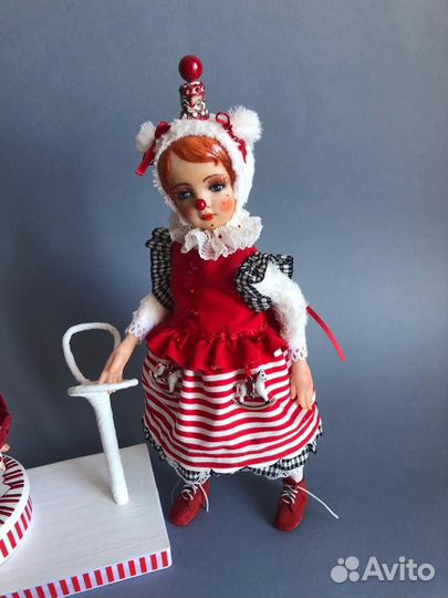 Восхитительный клоун на подставке с каруселью