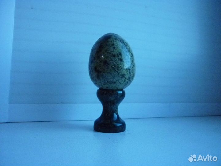 Яйцо пасхальное на подставке,камень, 9 см