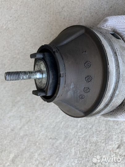 Подушка двигателя Volkswagen Passat B5