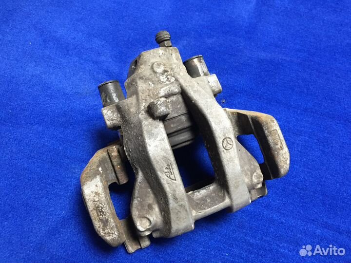 Mercedes A2214230381 суппорт задний левый