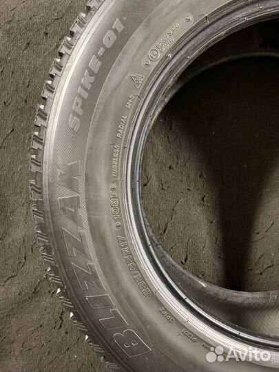 Bridgestone Blizzak Spike-01 235/65 R17