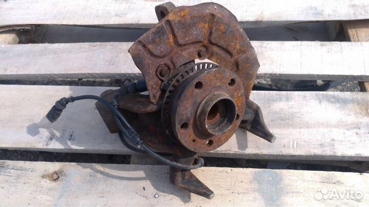 Поворотный кулак передний левый Volkswagen Golf 4