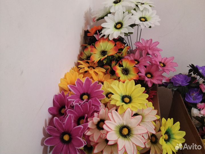 Искусственные цветы на кладбище