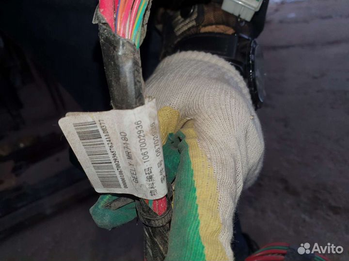 Блок предохранитель с проводами на джили эмгранд е