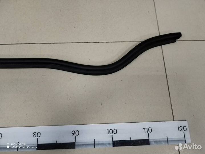 Уплотнитель капота Volkswagen Polo Sed RUS 2011