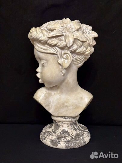 Скульптура бюст девочки