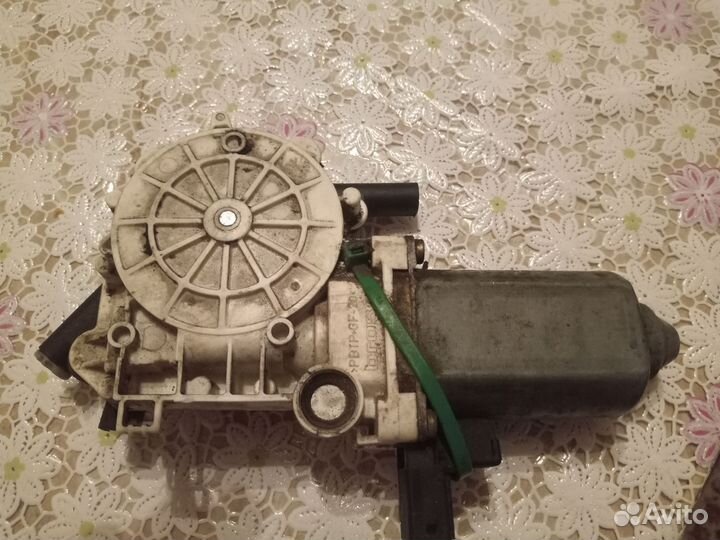 Мотор стеклоподъемника Ленд Ровер Фрилендер1 перед