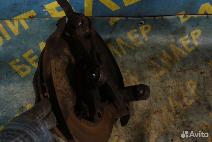 Передний поворотный кулак Nissan Urvan King