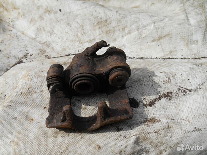 Задний правый суппорт Peugeot 605 Пежо 605