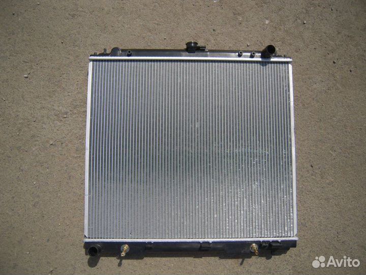 Радиатор охлаждения двигателя Nissan Pathfinder