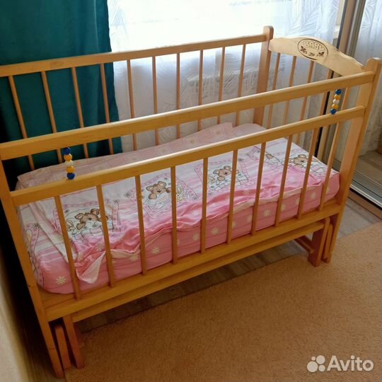 Детская кроватка с маятником