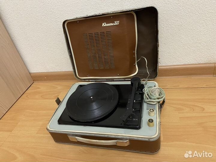 Проигрыватель виниловых пластинок