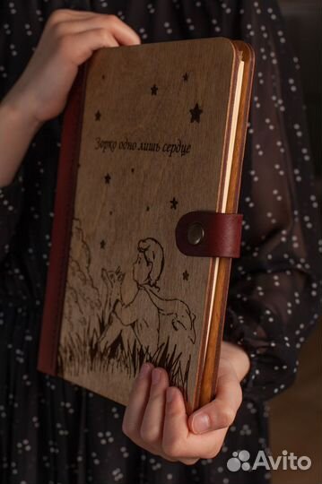 Блокнот из дерева в кожаном переплете