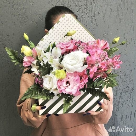 Композиция из лизиантусов и альстромерий