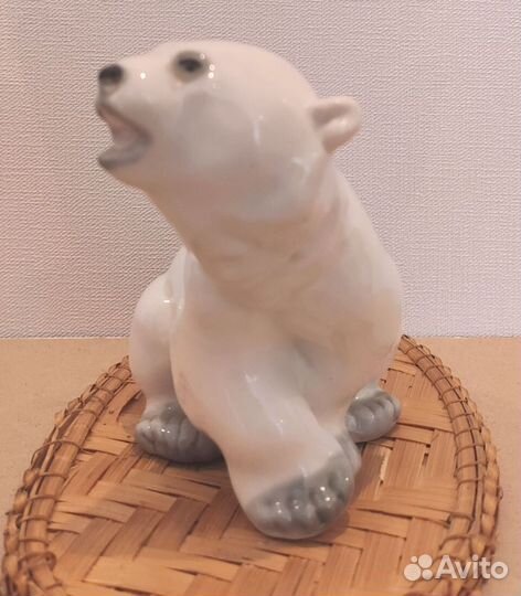 Статуэтка фарфоровая