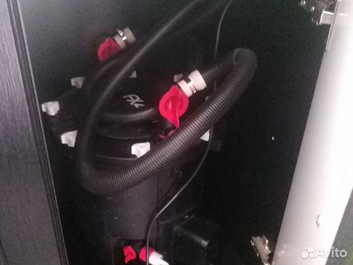 Аквариум с рыбками, тумба, насос 500 литров