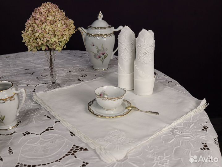 Старинная круглая скатерть и салфетки