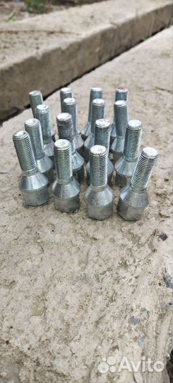 Болт крепления колеса