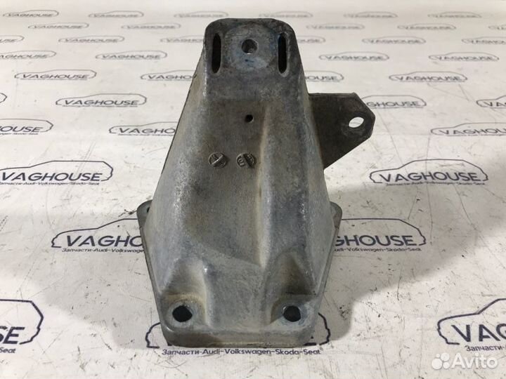 Кронштейн двигателя правый Volkswagen Passat B5+