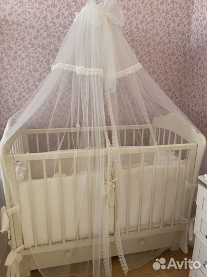 Детская кроватка с маятником