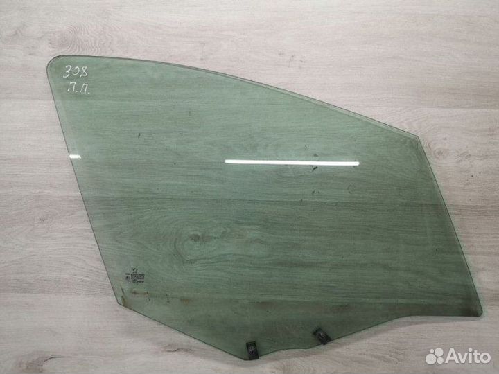 Стекло переднее правое Peugeot 308