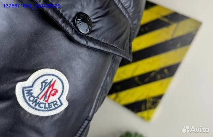 Ультрамодный глянцевый пуховик от Moncler