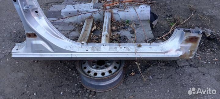 Порог кузова передний правый Toyota Carina AT211