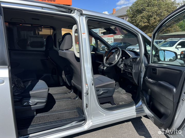 Toyota Voxy 2.0 CVT, 2020, 20 300 км