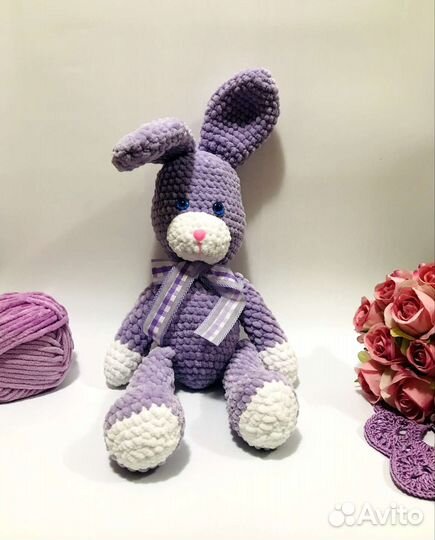 Плюшевый вязаный зайчик