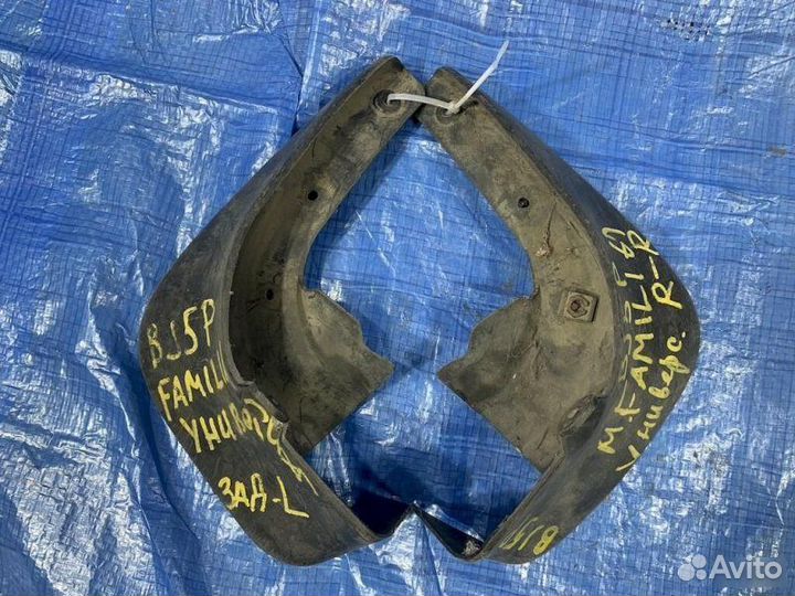 Брызговик задний правый Mazda Familia BJ5P 2000